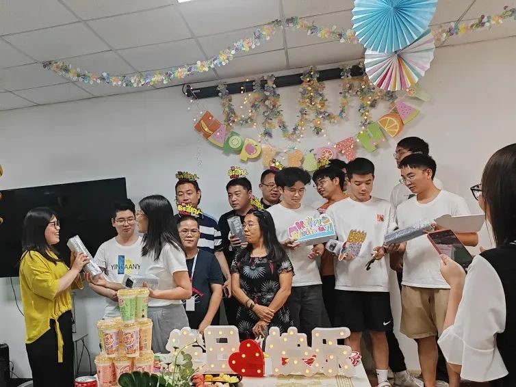 员工生日会(图5) 员工生日会(图5)