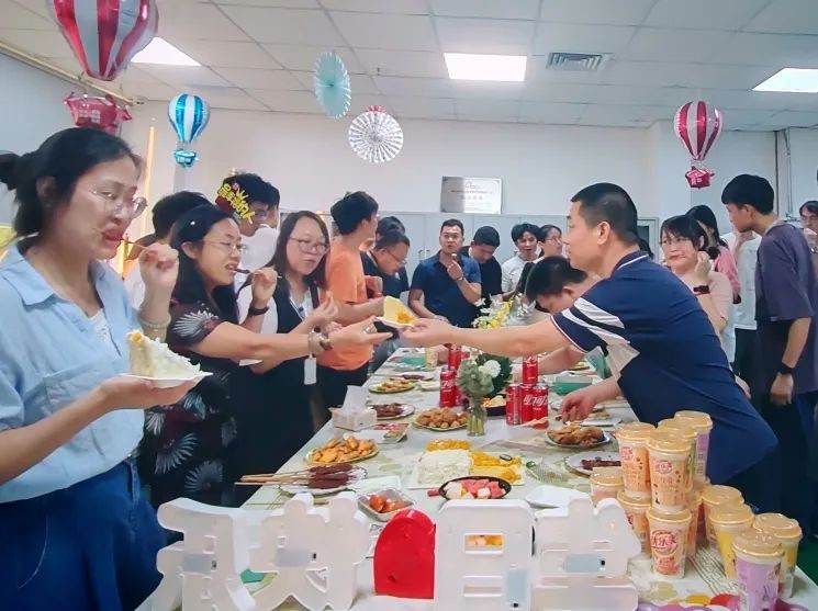 员工生日会(图7) 员工生日会(图7)